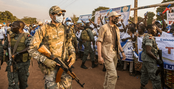 Des mercenaires russes lors d’un meeting du président centrafricain Faustin-Archange Touadéra, au stade UCATEX, en prévision des élections présidentielles de décembre 2020.