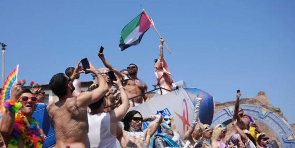 Des participants brandissent un drapeau palestinien lors de la Marche des fiertés à Rome, le 10 juin 2025. 