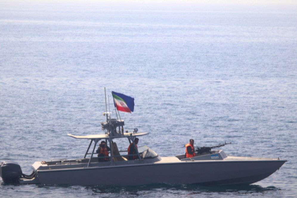 US Navy via AP Sur cette image, distribuée par la Marina des États-Unis, une lance de l'Armada de la Guardia Revolucionaria de Iran opérée vers le patrouilleur estadounidense USS Sirocco et pour l'embarquement rapide de l'USNS Choctaw County à l'estrecho d'Ormuz, le 20 juin 2022.