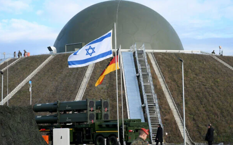 Les drapeaux d'Israël et d'Allemagne flottent devant le système de défense antimissile Arrow 3 et un dôme radar lors d'un événement organisé par l'armée de l'air allemande à la base aérienne de Holzdorf, dans l'est de l'Allemagne, le 3 décembre 2025.