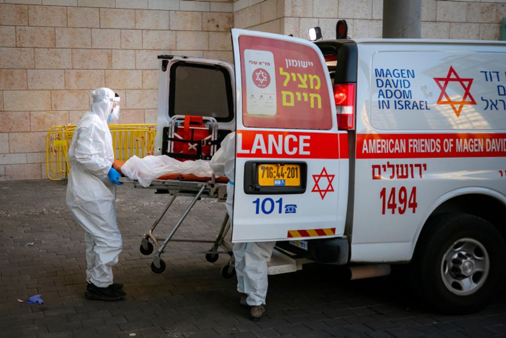 Illustration - Des paramédicaux du Magen David Adom à l'hôpital Hadassah Ein Karem de Jérusalem, le 19 octobre 2020.