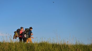 מטיילים בהר בנטל, רמת הגולן. פסח, מזג אוויר, אביב