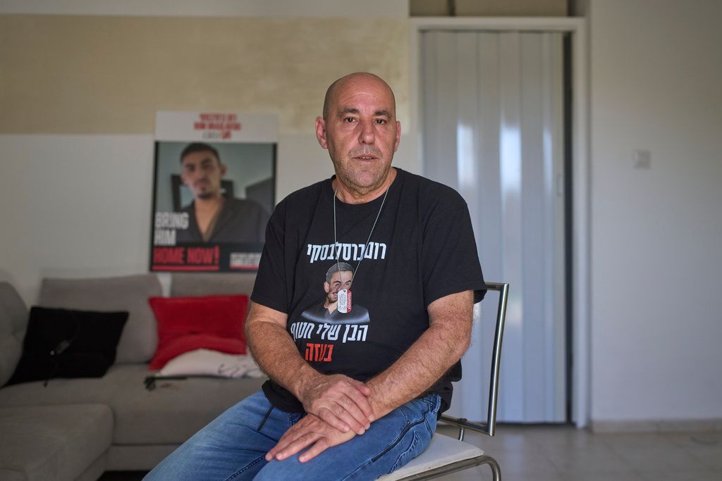 "Cela fait deux ans que vous ne faites rien", lance avec colère le père de Rom Braslavski à la Knesset