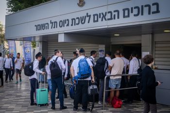 رجال يهود متشددون قرروا الانضمام إلى الجيش الإسرائيلي في الحرب ضد حماس يصلون إلى مكاتب التجنيد التابعة للجيش الإسرائيلي في تل هشومير، بالقرب من تل أبيب، إسرائيل.