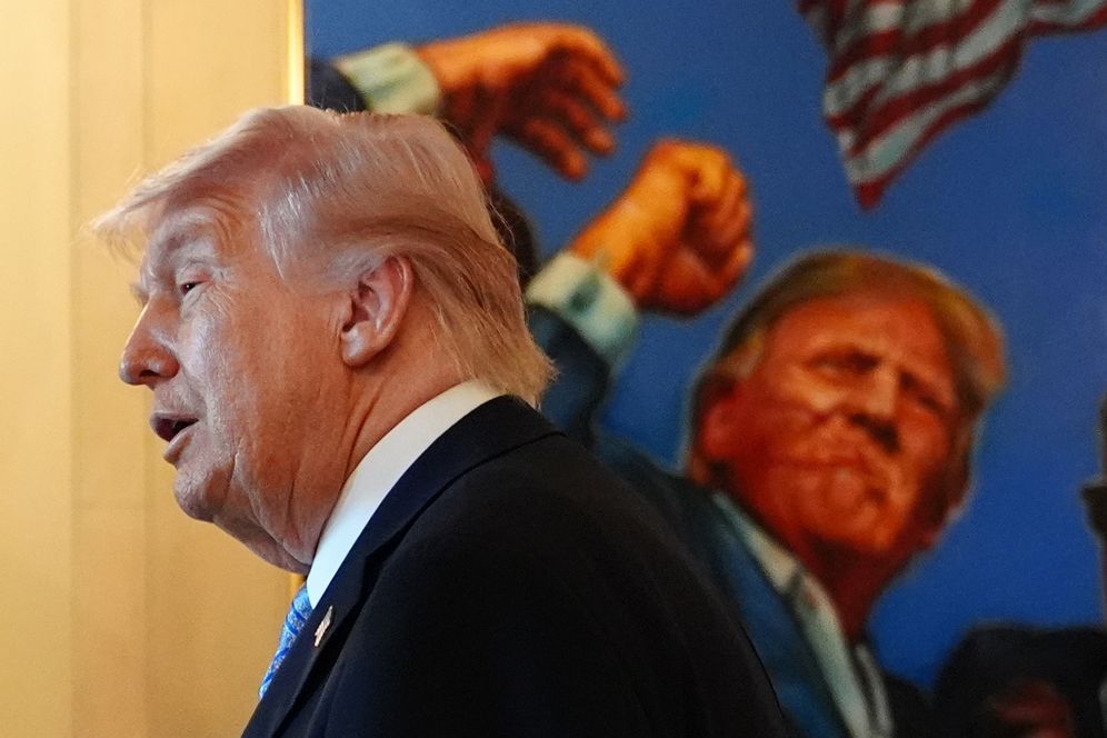 Le président Donald Trump s'entretient avec des propriétaires de petites entreprises dans le grand hall de la Maison-Blanche, le lundi 4 mai 2026, à Washington.