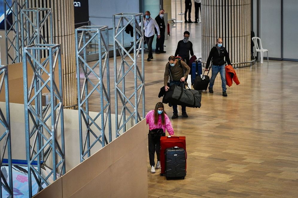 Des passagers dans le hall des arrivées de l'aéroport international Ben Gourion près de Tel Aviv le 8 mars 2021