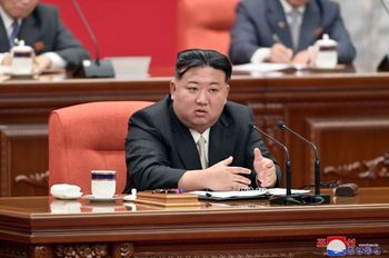 Le dirigeant nord-coréen Kim Jong Un participant à la 9e session plénière du 8e Comité central du Parti du travail de Corée (WPK) dans le bâtiment du siège du Comité central du Parti à Pyongyang.