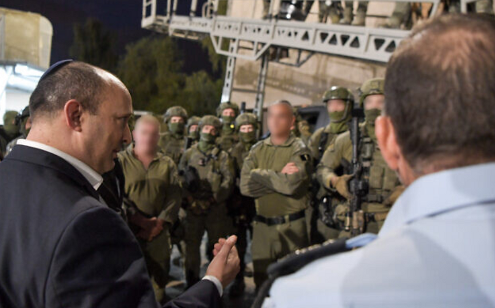 Le Premier ministre Naftali Bennett visite l'unité de police de Yamam le 1er décembre 2021.