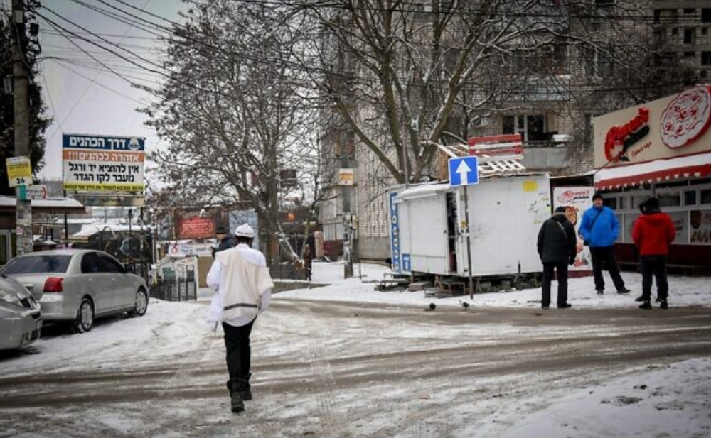 Des personnes vues dans la ville d'Ouman, dans le centre de l'Ukraine, le 26 janvier 2022.