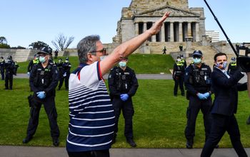 Archive - Un manifestant effectue un salut nazi au sanctuaire du souvenir à Melbourne lors d'un rassemblement contre les mesures anti-Covid