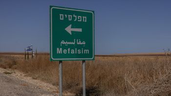 שלט המכווין לקיבוץ מפלסים בעוטף עזה, ארכיון