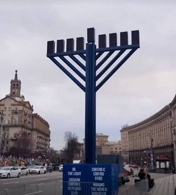 Ce chandelier à neuf branches, d’une taille record, a été dressé au cœur de la capitale ukrainienne