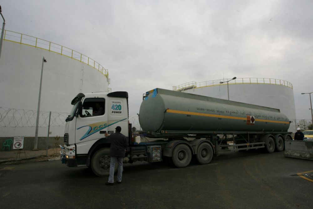 Un camion citerne israélien livre du carburant à la centrale électrique de Gaza