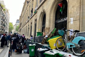 Des étudiants bloquent l'université Sciences-Po vendredi 26 avril 2024 à Paris