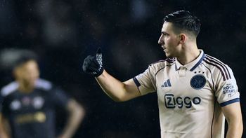 Le milieu de terrain israélien de l'Ajax Amsterdam, Oscar Gloukh, après avoir marqué le deuxième but de son équipe lors du match  de la phase de groupes de l'UEFA Champions League contre Qarabag, le 10.12.2025