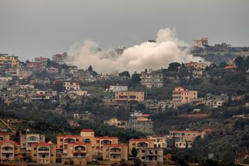 De la fumée s'élève après un tir d'artillerie israélien sur Aita al-Shaab, un village libanais frontalier avec Israël, dans le sud du Liban