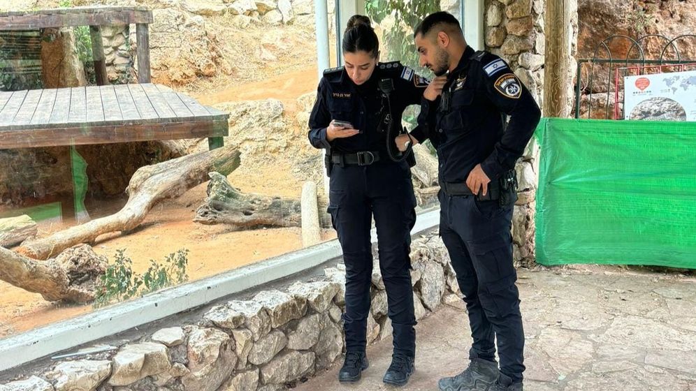 Police Spokesperson La police israélienne sur les lieux de l'attaque de tigre au zoo biblique de Jérusalem, Israël