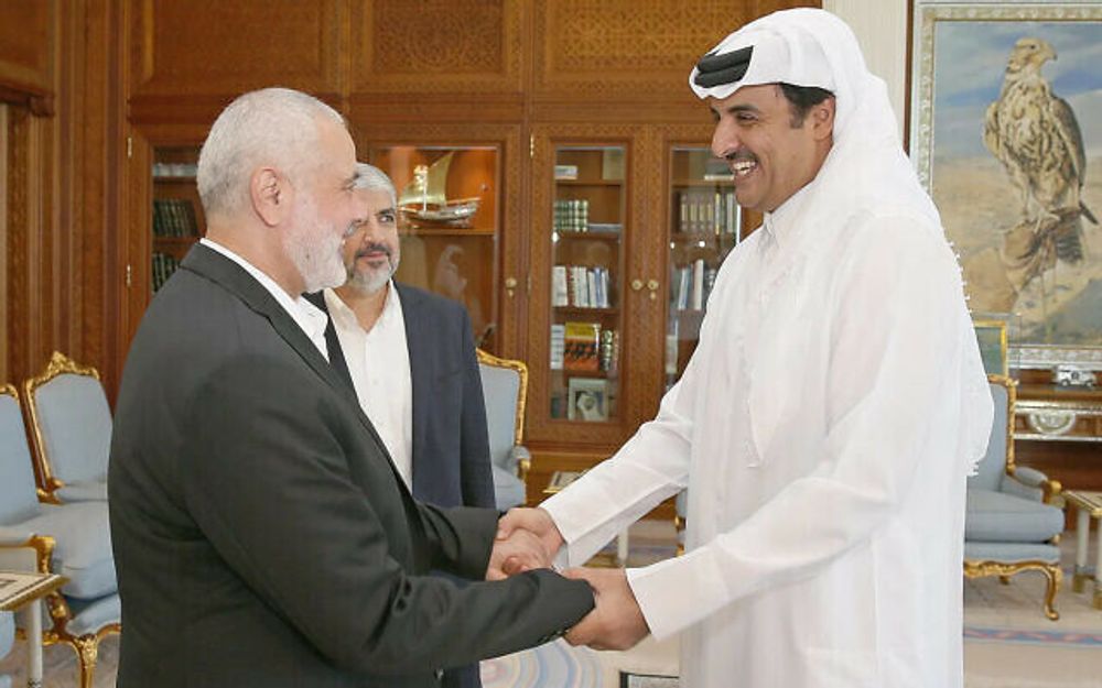 L'émir Tamim bin Hamad al-Thani, souverain du Qatar lors d'une réunion avec Ismail Haniyeh et Khaled Mashal, à Doha, le 17 octobre 2016