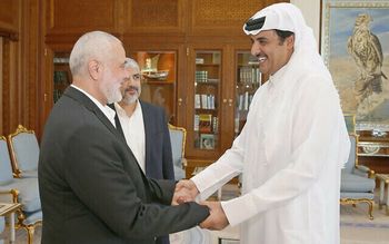 L'émir Tamim bin Hamad al-Thani, souverain du Qatar lors d'une réunion avec Ismail Haniyeh et Khaled Mashal, à Doha, le 17 octobre 2016