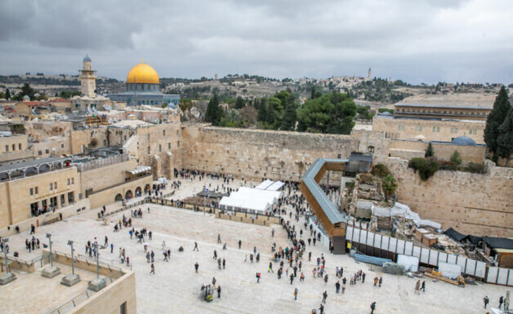 Vue de la place du Mur occidental et du Dôme du Rocher en arrière-plan, dans la vieille ville de Jérusalem, le 23 décembre 2021