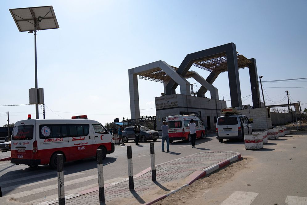 Des ambulances arrivent au poste frontière de Rafah, en Égypte