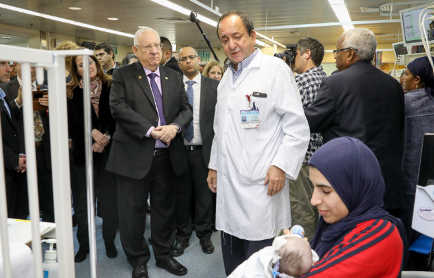 Image d'illustration - Le président Reuven Rivlin visite le 14 janvier 2019 lors d'une visite au projet Save a Child's heart, au Wolfson Medical Center, dans le centre d'Israël, à Holon.