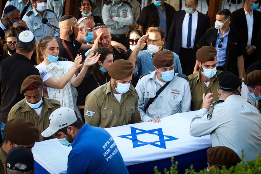 Les funérailles du sergent Amit Ben Ygal, tué par des jets de pierres en Cisjordanie, au cimetière de Be'er Ya'akov, le 12 mai 2020.