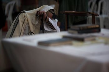 אדם מתפלל במהלך צום גדליה, ארכיון