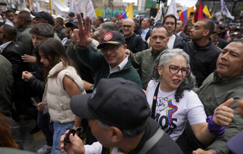 Le président colombien Gustavo Petro salue ses partisans alors qu'il assiste au défilé de la Journée internationale des travailleurs à Bogota, en Colombie, le mercredi 1er mai 2024.