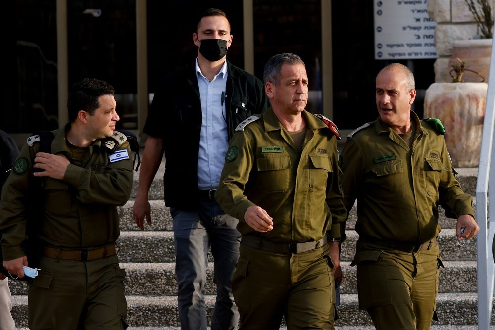 Le chef d'état-major Aviv Kochavi après une réunion avec le ministre israélien de la Défense Benny Gantz au quartier général du commandement central de Tsahal à Jérusalem, le 30 mars 2022