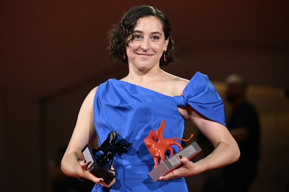 Sarah Friedland pose après avoir reçu le Lion du Futur pour un premier film et le prix de la meilleure réalisatrice pour 'Familiar Touch' au Festival e Venise le 7 septembre 2024