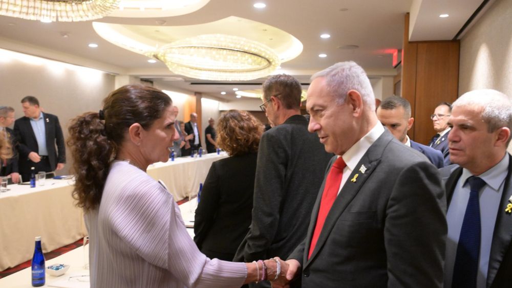 Netanyahu às famílias dos reféns mantidos em Gaza: 'Condições amadurecendo para um acordo' O primeiro-ministro Benjamin Netanyahu se reúne com as famílias dos reféns em Washington, DC