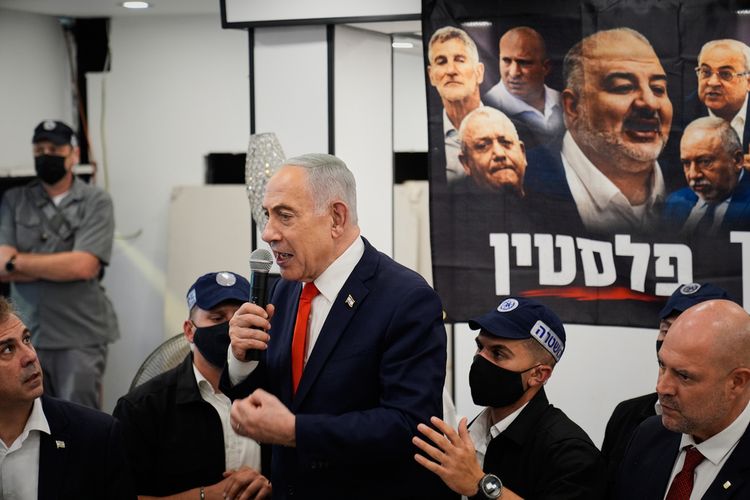 Benjamin Netanyahou devant une affiche de ses opposants sur laquelle le Likoud a écrit Palestine