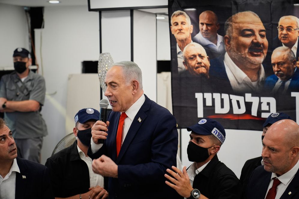 David Goldman AP Benjamin Netanyahou devant une affiche de ses opposants sur laquelle le Likoud a écrit Palestine