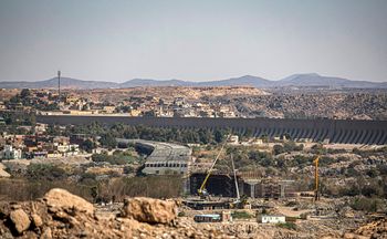 Illustration - Une vue d'un pont supérieur en béton en construction sur le Nil dans la ville d'Assouan, dans le sud de l'Égypte, le 26 février 2022