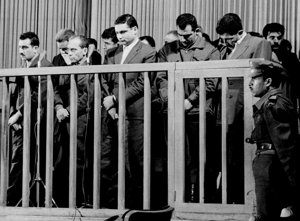 إيلي كوهين ، أقصى اليسار ، رئيس مجموعة تجسس إسرائيلية ، يستمع بينما حكم عليه بالإعدام من قبل محكمة عسكرية خاصة في دمشق ، سوريا ، 8 مايو ، 1965.