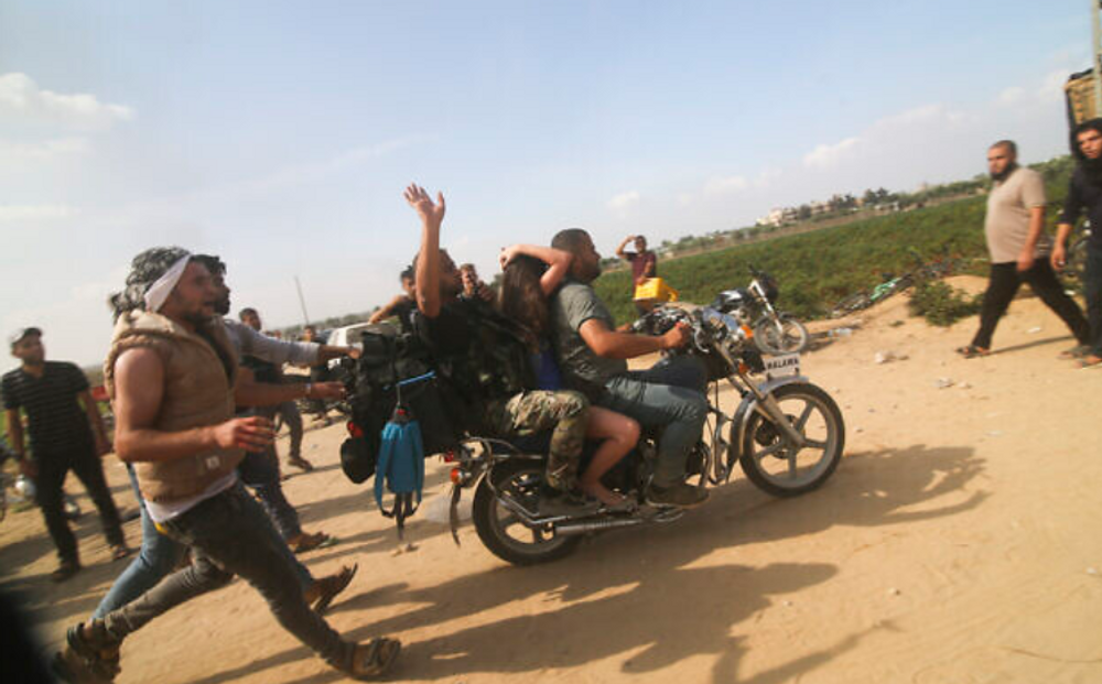 Des Palestiniens emmènent un civil israélien enlevé du kibboutz de Nir Oz dans la bande de Gaza le 7 octobre 2023.