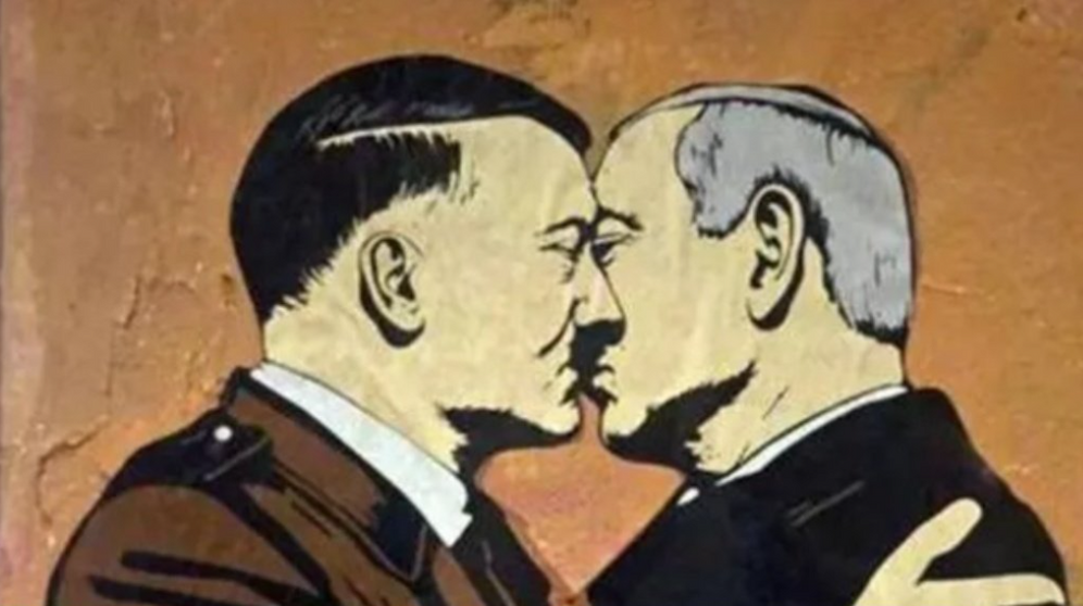 Fresque peinte sur le mur d'une école de Rome représentant le Premier ministre israélien Benjamin Netanyahou embrassant Adolf Hitler
