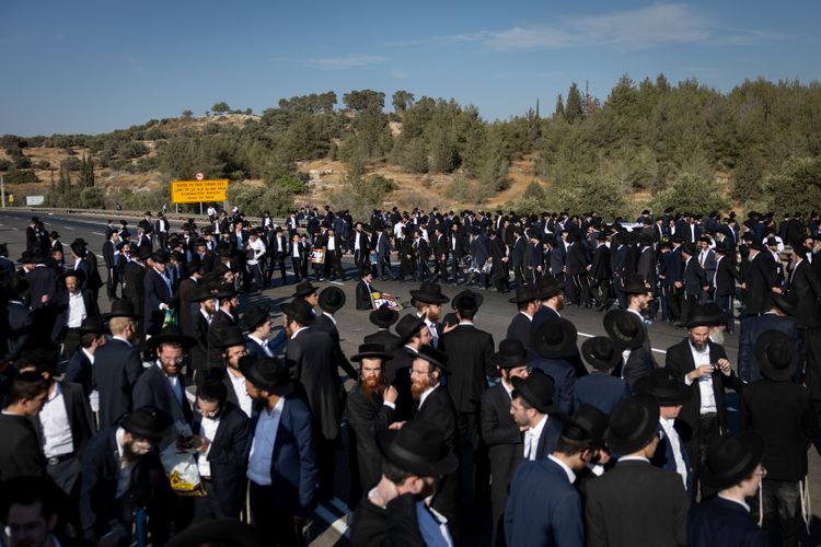 מפגינים חרדים חוסמים את כביש 6, 11.06.26