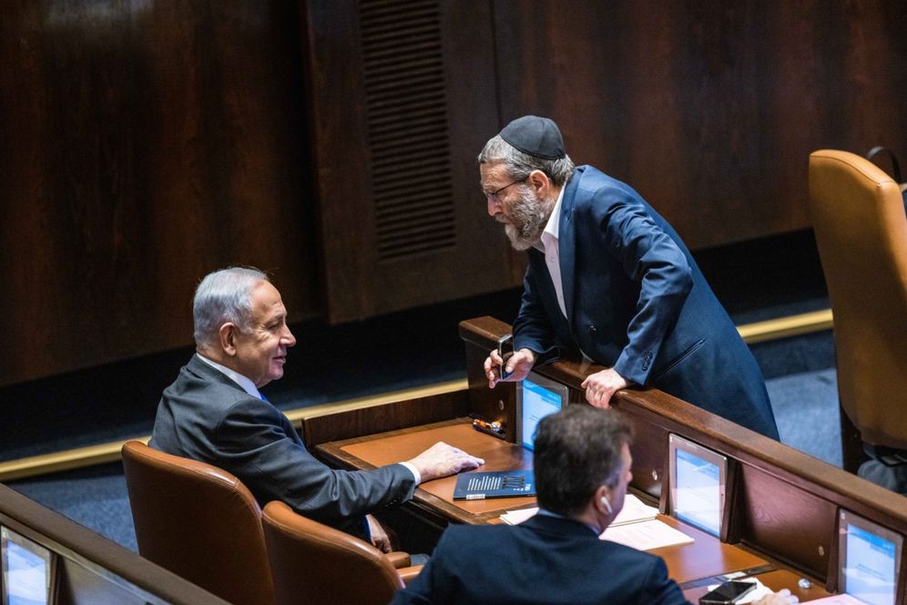 Le chef du parti orthodoxe Degel HaTorah, Moshe Gafni, et le Premier ministre israélien, Benjamin Netanyahou, à la Knesset