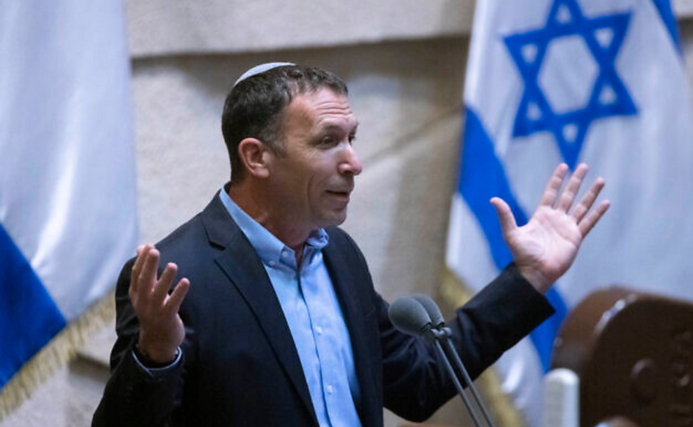 Le ministre des Affaires religieuses Matan Kahana prend la parole à la Knesset le 28 juin 2021.