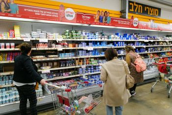 Israelis shopping for groceries.