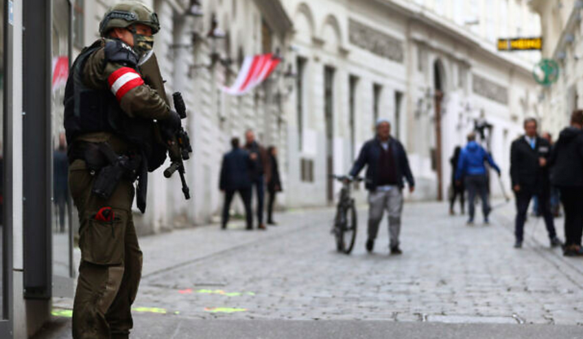 Un officier de la police militaire près d'une synagogue à Vienne, en Autriche, le 4 novembre 2020.