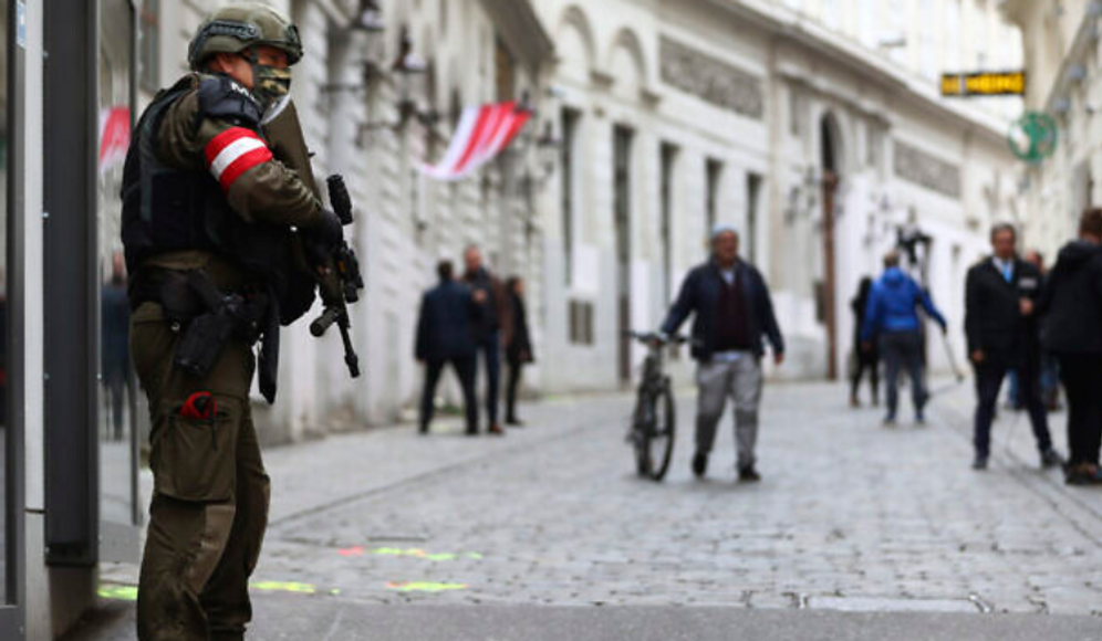 AP / Matthias Schrader 2020 © Un officier de la police militaire près d'une synagogue à Vienne, en Autriche, le 4 novembre 2020.