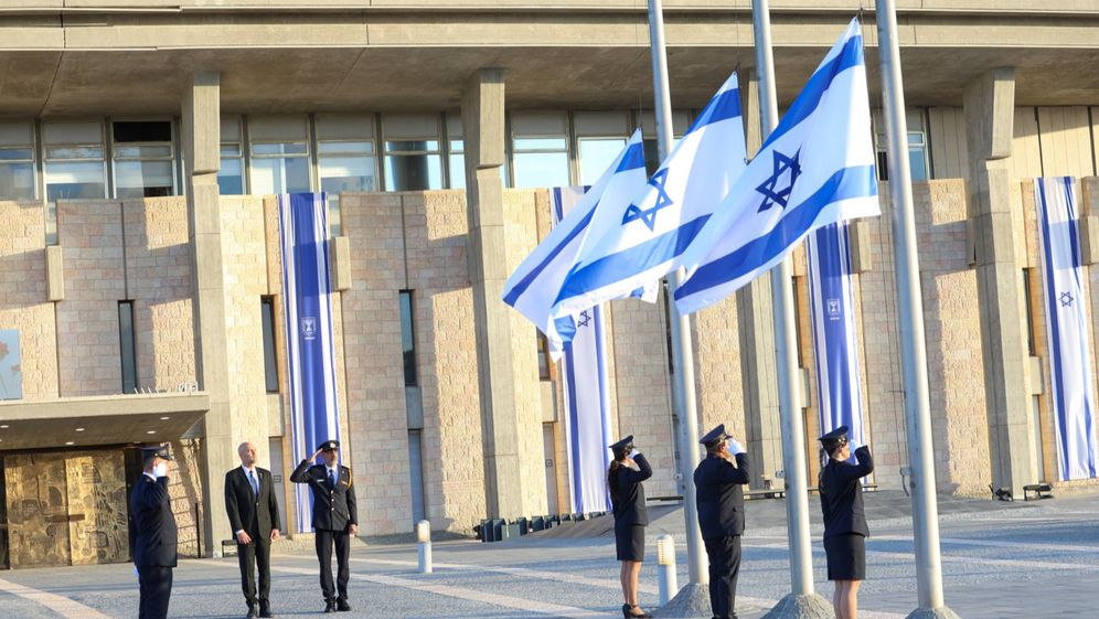 הורדת דגלי ישראל ברחבת הכנסת לחצי התורן, יום הזיכרון לחללי מערכות ישראל ופעולות האיבה 2026