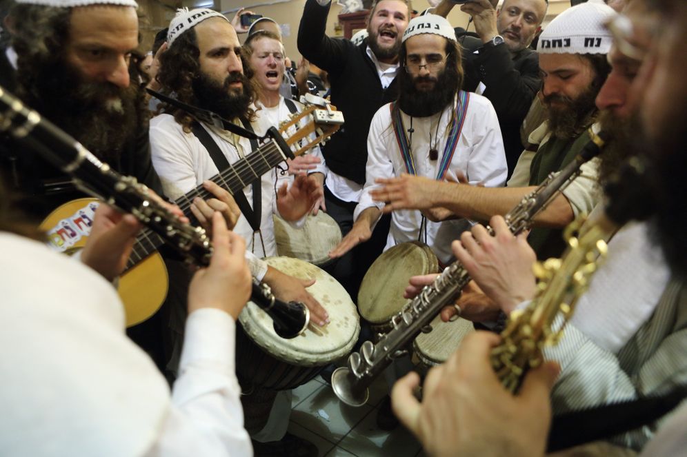 Des ultra-orthodoxes à l'intérieur d'une synagogue de la ville d'Ouman, en Ukraine, lors de la fête juive de Rosh Hashana, le 7 septembre 2013