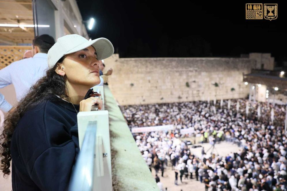 Western Wall Heritage Foundation L'ancienne otage du Hamas, Emily Damari, alors des Seli'hot au Mur occidental, Jérusalem, Israël, le 25.09.2025