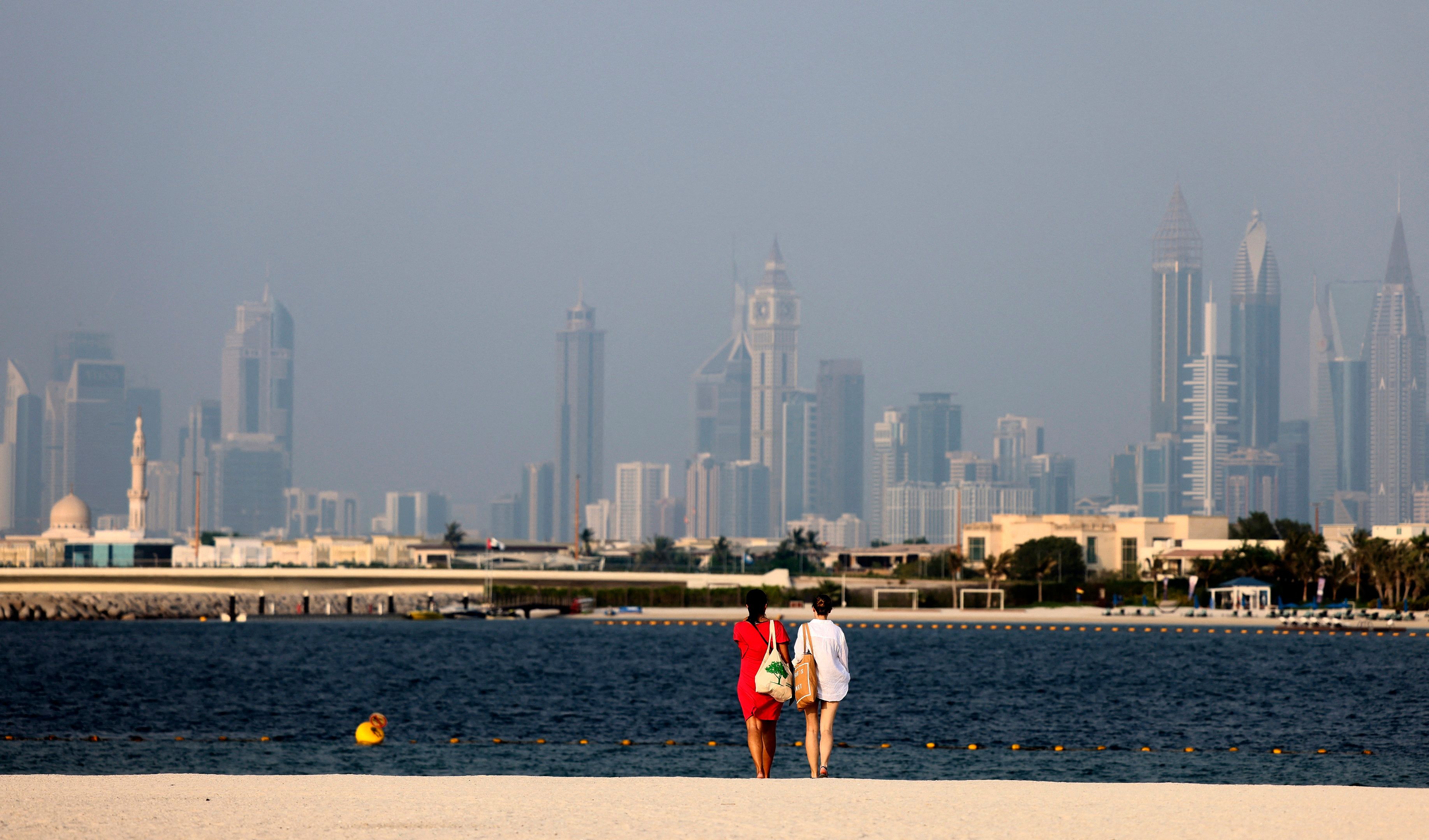 Дубай сегодня 19 апреля. Абу Даби Дубай. Дубай 1992 2022. Абу Даби в феврале. Абу Даби пляжи.