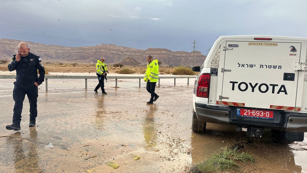 דוברות משטרת ישראל חסימות צירים על ידי המשטרה בעקבות שטפונות בנגב 4.5.25