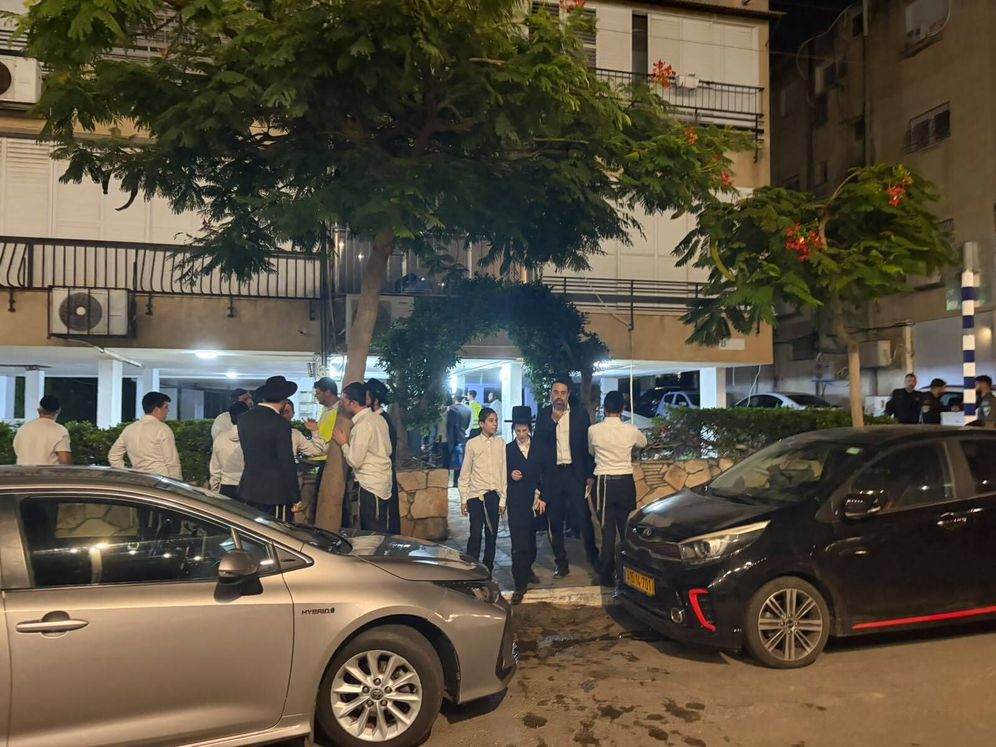 Riots in Bat Yam: Ultra-Orthodox protesters disrupted the arrest of a deserter by the military police.